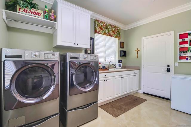 466 Agua Vista Dr, Chula Vista CA: https://media.crmls.org/mediaz/6af82273-fa8c-45f8-8fa4-e6d2236dacbe.jpg