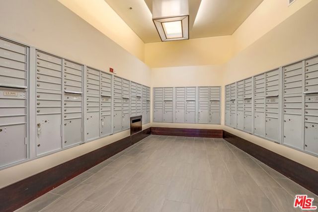 1100 S Hope Street, Los Angeles CA: https://media.crmls.org/mediaz/6af8ccd1-1e53-40f7-93ea-b0c9bffeeb2b.jpg