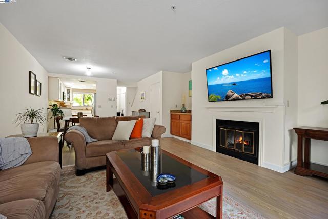 2719 Oak Rd, Walnut Creek CA: https://media.crmls.org/mediaz/6af993e0-d2e1-4a8d-9bc9-7ce24f937143.jpg