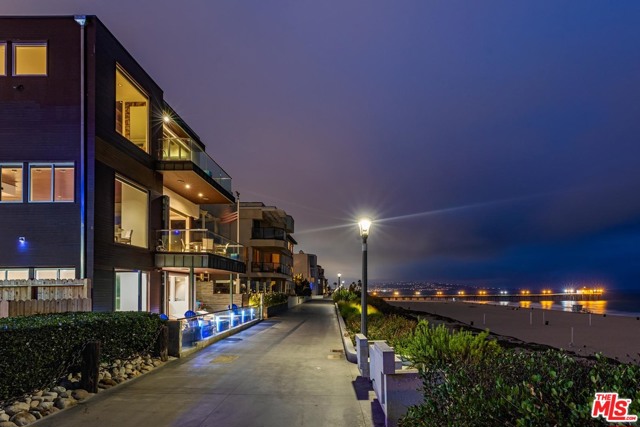 1516 The Strand, Manhattan Beach, California 90266, 4 Bedrooms Bedrooms, ,3 BathroomsBathrooms,Residential,Sold,The Strand,22120742