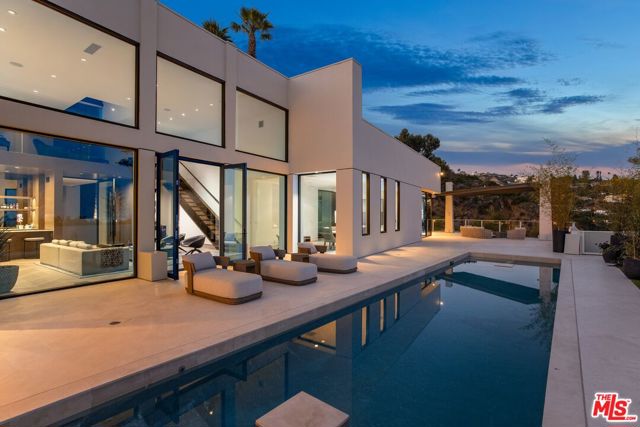 9405 Sierra Mar Place, Los Angeles CA: https://media.crmls.org/mediaz/6af9f484-9b35-420e-a347-cfe4472b6dec.jpg