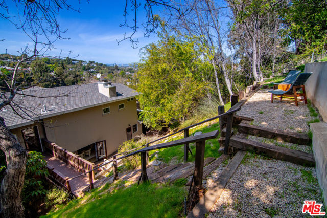 3908 Fairway Avenue, Studio City CA: https://media.crmls.org/mediaz/6afa676e-2642-4192-afe8-9db5f9405bfe.jpg