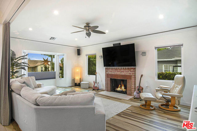 441 W Ellis Avenue, Inglewood CA: https://media.crmls.org/mediaz/6afb0f57-ab52-42e2-90db-d50b551fb94c.jpg