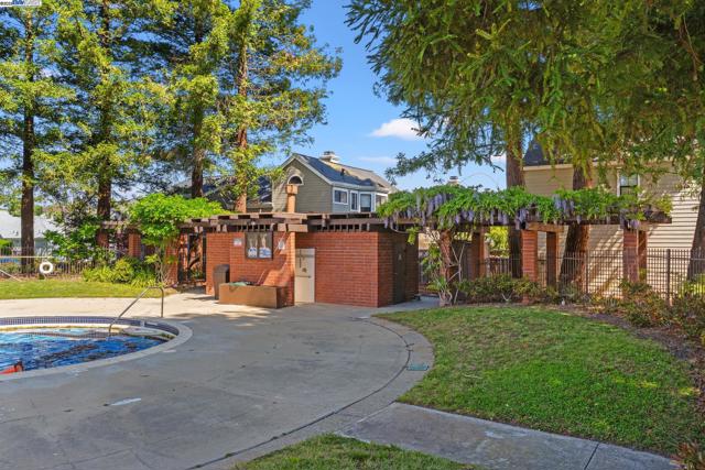 35 Leonard Ct, Alameda CA: https://media.crmls.org/mediaz/6afb8d31-50d0-45d8-84b9-1604c0e8a67e.jpg