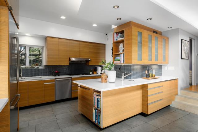 2730 Brant St, San Diego CA: https://media.crmls.org/mediaz/6afbfe9c-956b-4895-a756-c509326c6346.jpg