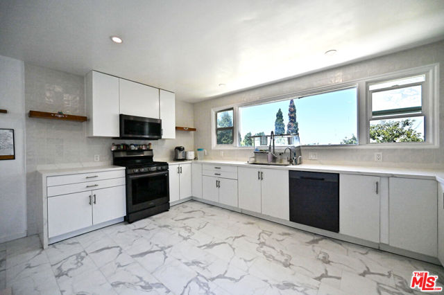 1545 3rd Street, Manhattan Beach CA: https://media.crmls.org/mediaz/6afcbe53-1344-499e-bd32-e0202b17750d.jpg