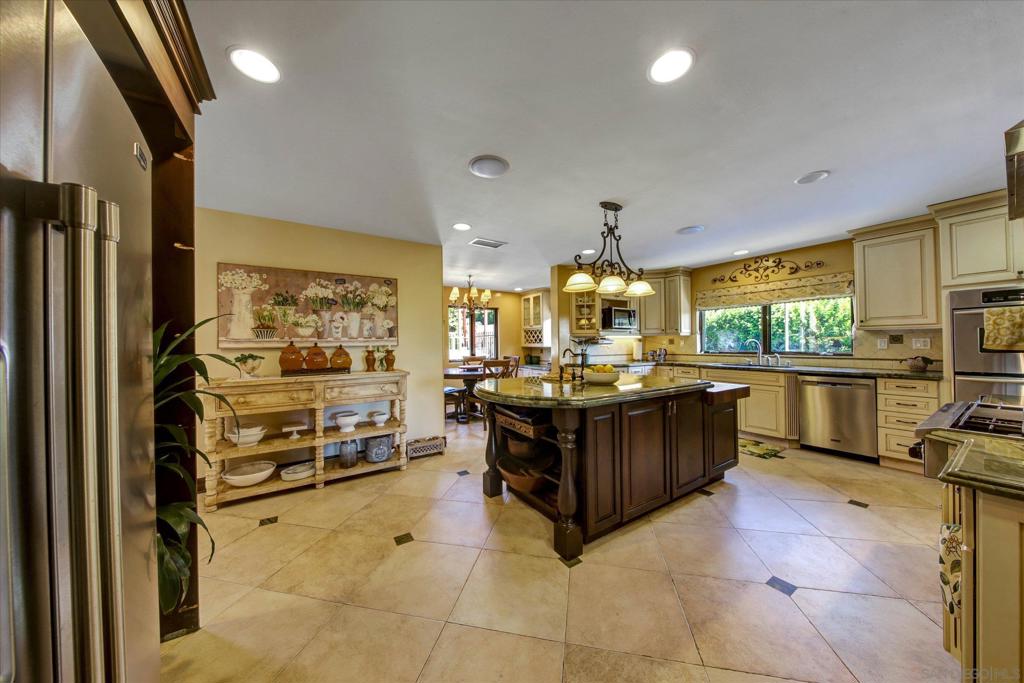 2540 Chatsworth - photo 6