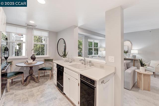 1840 Tice Creek Dr, Walnut Creek CA: https://media.crmls.org/mediaz/6afe25db-3489-49ed-ba68-d6f456acf1a3.jpg