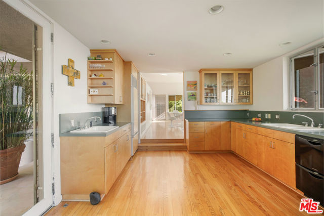 475 Stunt Road, Calabasas CA: https://media.crmls.org/mediaz/6afe27e5-f485-46de-a563-f4a8f2d37d0c.jpg