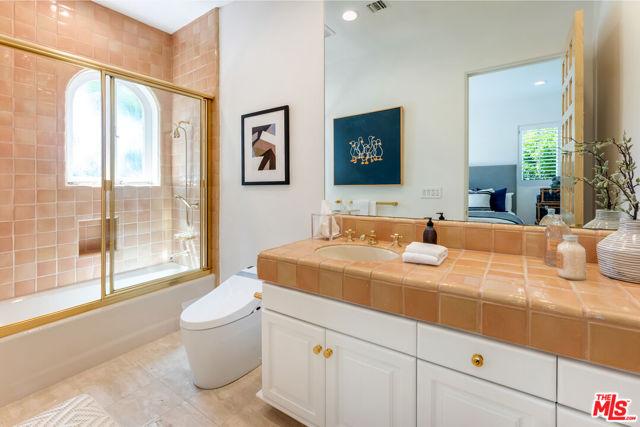 812 N Bedford Drive, Beverly Hills CA: https://media.crmls.org/mediaz/6aff175d-e939-4905-9486-4560043b2842.jpg