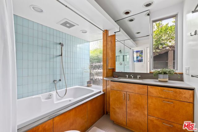 2310 Glencoe Avenue, Venice CA: https://media.crmls.org/mediaz/6b00644b-a8b5-470e-9357-ba9b365e1cfb.jpg