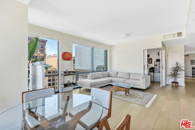 400 S Broadway, Los Angeles CA: https://media.crmls.org/mediaz/6b00e5c8-1d4e-4ff1-a899-7759773c3271.jpg