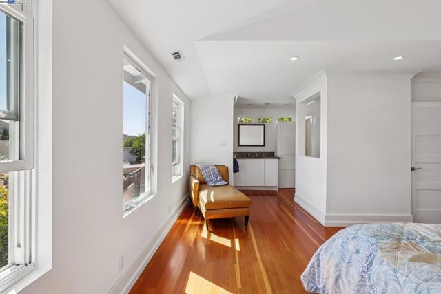 1333 Warren St, Martinez CA: https://media.crmls.org/mediaz/6b023d90-d1e6-4c9a-80a0-f08f21a50d2d.jpg