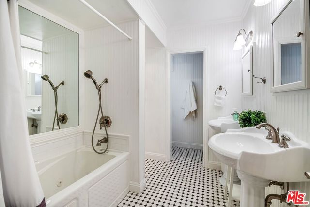 4538 Lemp Avenue, Studio City CA: https://media.crmls.org/mediaz/6b028c5c-9169-4107-9211-1cdd3a9f0518.jpg