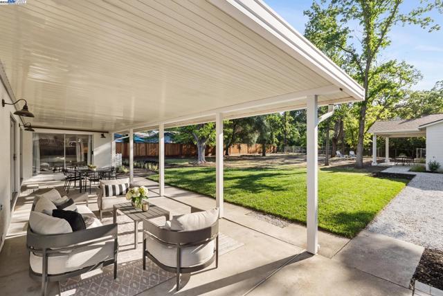 2129 Youngs Ct, Walnut Creek CA: https://media.crmls.org/mediaz/6b035165-dd6c-440e-b692-f3f0bf32f2c4.jpg