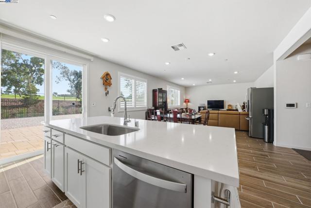 4158 Markovich Ct, Richmond CA: https://media.crmls.org/mediaz/6b0363eb-068d-4eba-84b2-d38fb1fc26e3.jpg