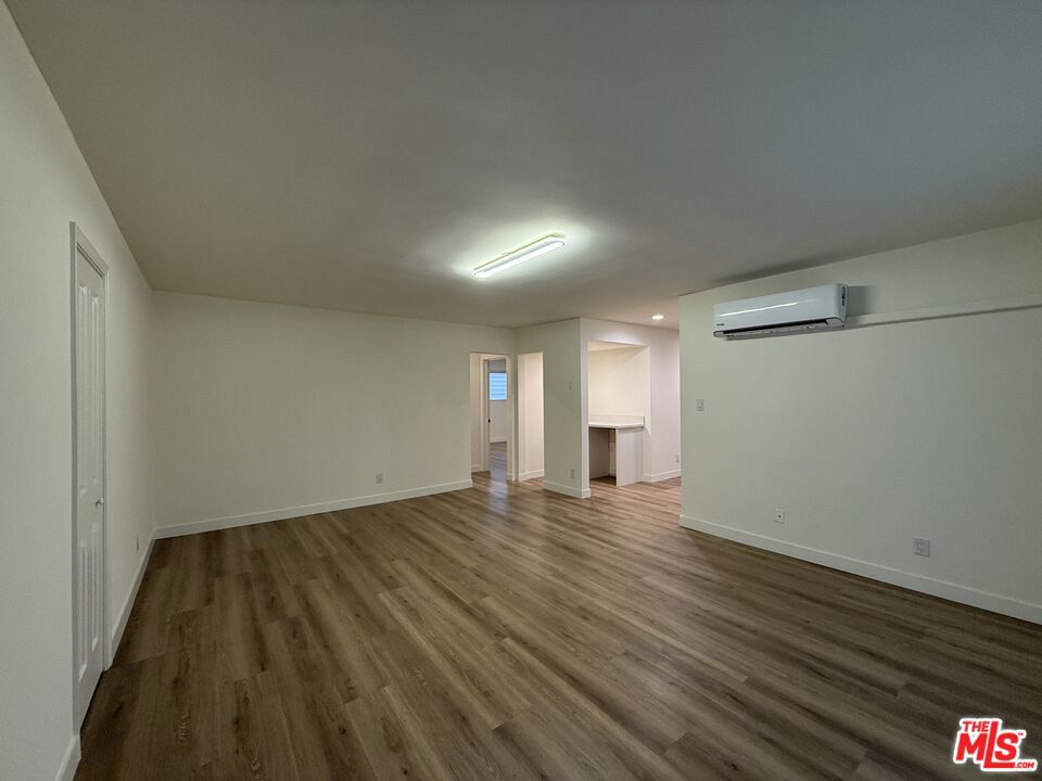 https://media.crmls.org/mediaz/6b0375a6-a888-4de2-a265-0ef689baebf8.jpg?preset=X-Large