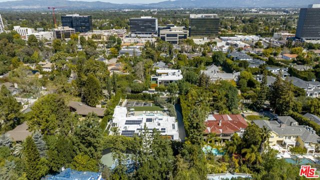 16032 VALLEY VISTA Boulevard, Encino CA: https://media.crmls.org/mediaz/6b052996-f657-4da2-9197-e36141b9b1f4.jpg