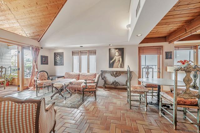2210 Avenida De La Playa, La Jolla CA: https://media.crmls.org/mediaz/6b054c07-e4bc-4fa5-b512-46094d0f0554.jpg