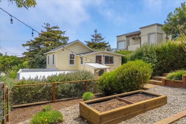 799 Grace Street, Monterey CA: https://media.crmls.org/mediaz/6b05c6e0-0af1-417e-9009-6b1dc36d71d5.jpg