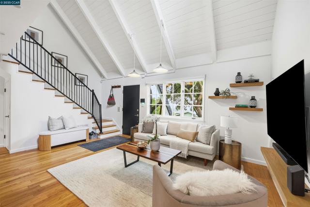 129 Spring Rd, Orinda CA: https://media.crmls.org/mediaz/6b05ca2d-42f0-40b0-b86d-a08f5c91414f.jpg