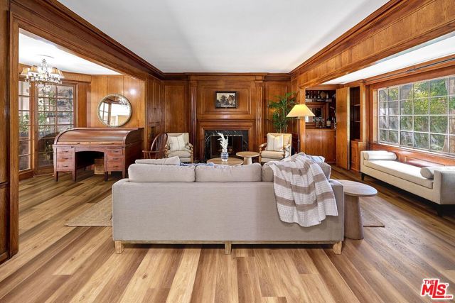 728 S Windsor Boulevard, Los Angeles CA: https://media.crmls.org/mediaz/6b07e84e-5ec8-446d-8b83-61f2d40e5bd9.jpg