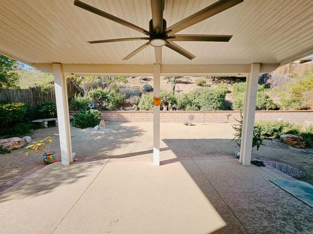 1715 Las Palmas Lane, Escondido CA: https://media.crmls.org/mediaz/6b0865e7-5684-49f6-8a07-657b9f4b7b0e.jpg