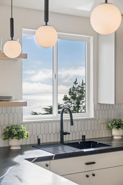 170 Beachview Avenue, Pacifica CA: https://media.crmls.org/mediaz/6b088945-1cfa-4a30-82e6-21bb3fc66416.jpg