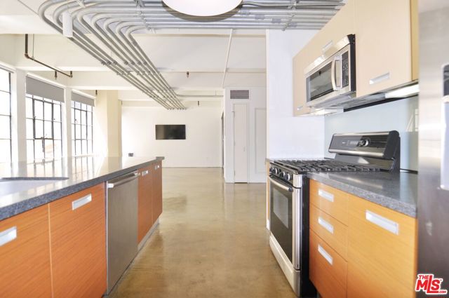 746 S Los Angeles Street, Los Angeles CA: https://media.crmls.org/mediaz/6b094cb0-3214-471a-8923-1f40e377200e.jpg