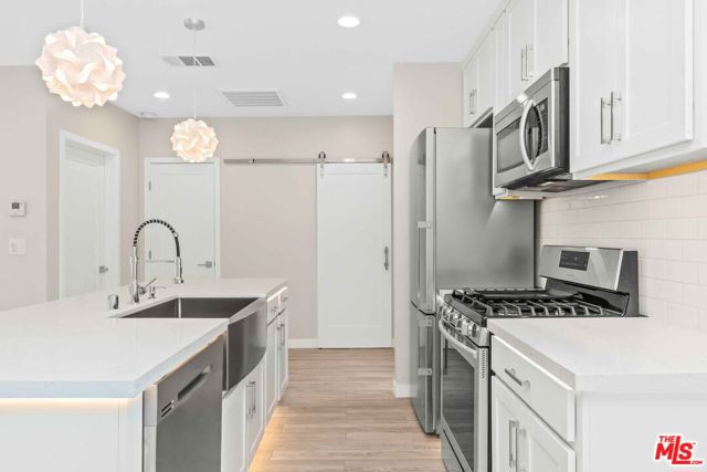 6526 San Vicente Boulevard, Los Angeles CA: https://media.crmls.org/mediaz/6b09fc9f-7b9a-4509-a160-f629c61e8aca.jpg