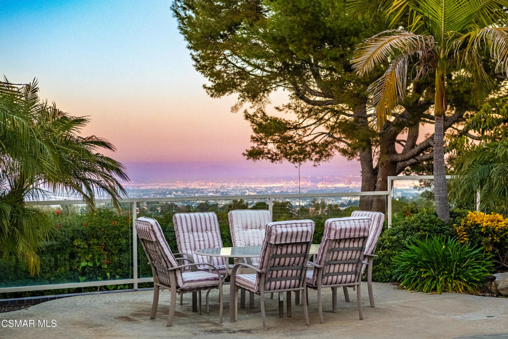 https://media.crmls.org/mediaz/6b0a6e04-bc82-481b-a350-b699f652f315.jpg?preset=X-Large