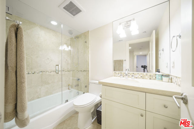 642 Hermosa Avenue, Hermosa Beach CA: https://media.crmls.org/mediaz/6b0a8a45-1bd4-4b1d-be52-57157f878c04.jpg
