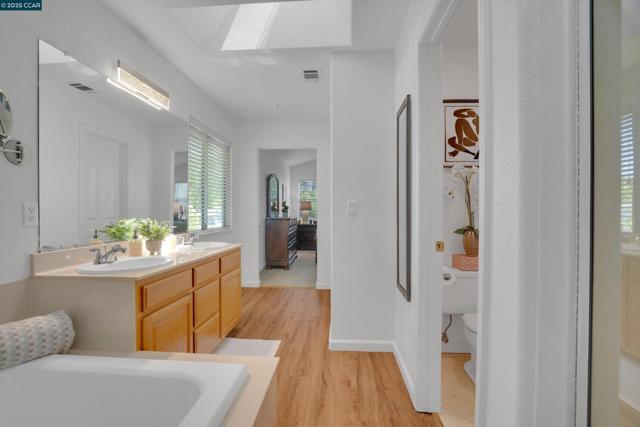 123 Williamson Ct, Martinez CA: https://media.crmls.org/mediaz/6b0c7049-d2fd-41bb-91a2-4c8d6d44d176.jpg
