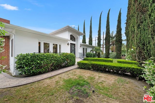465 N Kilkea Drive, Los Angeles CA: https://media.crmls.org/mediaz/6b0c815b-a09f-4017-a3a3-164e02249646.jpg