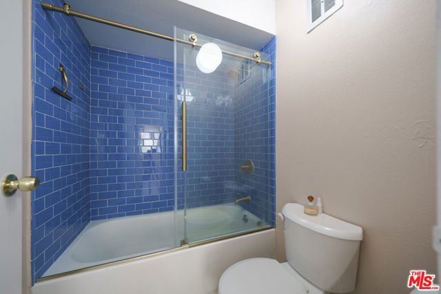 421 S La Fayette Park Place, Los Angeles CA: https://media.crmls.org/mediaz/6b0c9b27-1a84-4174-8999-458fa8a81616.jpg