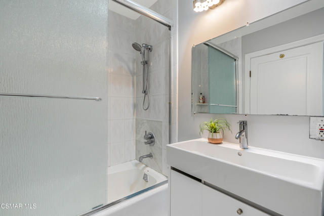 1645 Malcolm Avenue, Los Angeles CA: https://media.crmls.org/mediaz/6b0db2cc-4b50-4365-a83c-3228dfa63e0c.jpg
