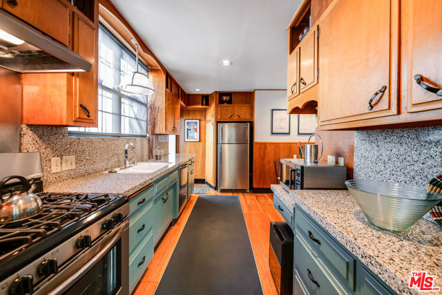 516 N Bronson Avenue, Los Angeles CA: https://media.crmls.org/mediaz/6b0e6d04-d7c9-4c6e-980d-b18724db5b8e.jpg