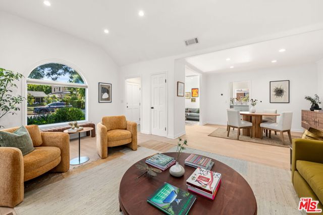 4313 Wilkinson Avenue, Studio City CA: https://media.crmls.org/mediaz/6b0eb6b6-4bf8-4d89-9d78-45e8d3c3f32b.jpg