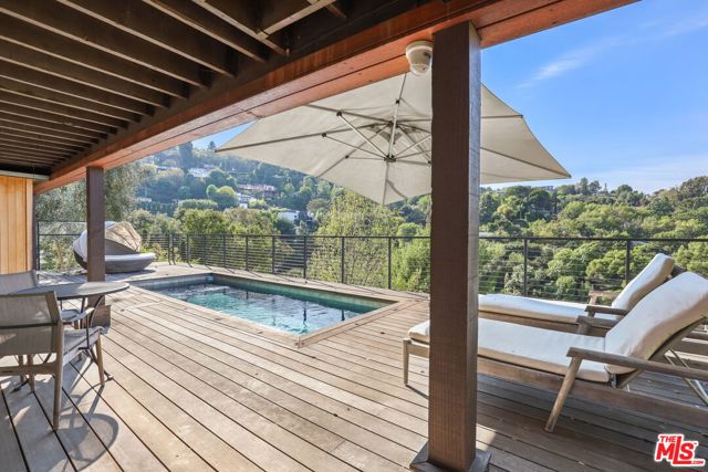 2835 Oak Point Drive, Los Angeles CA: https://media.crmls.org/mediaz/6b0f68bf-fa9f-4732-8502-1bb4c86f7535.jpg