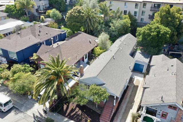 580 Chetwood St., Oakland CA: https://media.crmls.org/mediaz/6b0fae6a-1056-4dfd-90bc-06925410c12c.jpg
