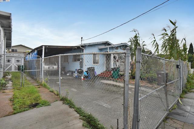 1506 52nd Ave, Oakland CA: https://media.crmls.org/mediaz/6b0fbb41-a90e-41b9-a22b-10e4847fad21.jpg