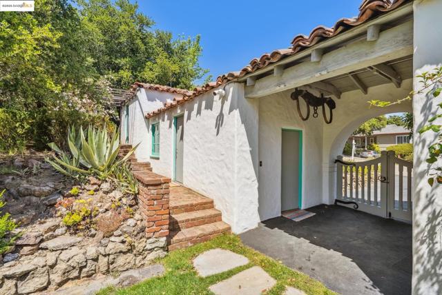 6801 Estates Dr, Oakland CA: https://media.crmls.org/mediaz/6b0fd2e9-5b9d-45b9-bbc8-68ca8e4b3424.jpg