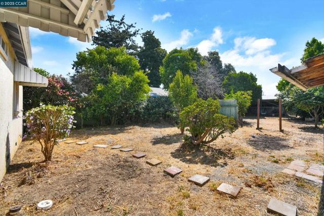 973 Paradise Blvd, Hayward CA: https://media.crmls.org/mediaz/6b102773-b08f-4499-95a3-e7971c15f2d5.jpg
