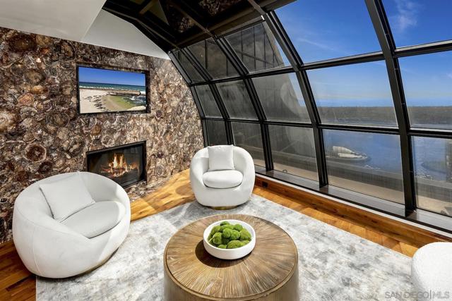 100 Harbor Dr, San Diego CA: https://media.crmls.org/mediaz/6b113168-c987-40f6-aa7e-30e4444fb011.jpg