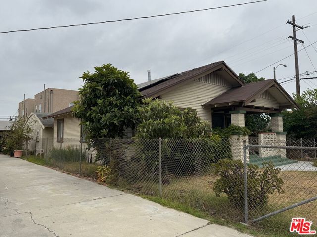 1145 E 10th Street, Long Beach CA: https://media.crmls.org/mediaz/6b1206e4-f19d-449f-9e96-f74a324608bf.jpg