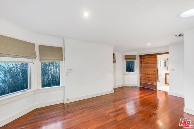 2636 5th Street, Santa Monica CA: https://media.crmls.org/mediaz/6b12fcf9-dd21-4919-9354-6146be534a82.jpg