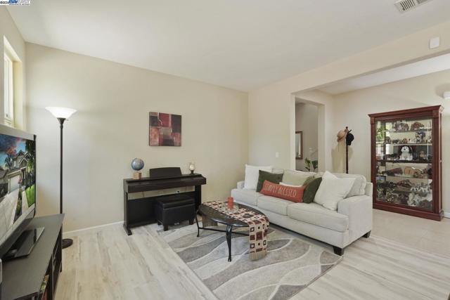 247 N Menlo Park Ct, Mountain House CA: https://media.crmls.org/mediaz/6b13dd81-1e8e-4b99-876b-229c7ef6f434.jpg