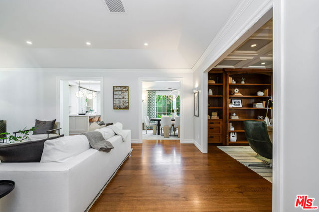 10445 Valley Spring Lane, Toluca Lake CA: https://media.crmls.org/mediaz/6b14db3c-5b96-44d7-b455-82539f30e529.jpg