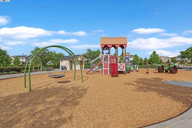 2222 Davie Pl, Tracy CA: https://media.crmls.org/mediaz/6b152c49-b761-4a63-9263-6d2f9a8a00d0.jpg