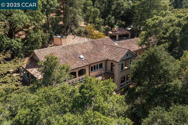 3949 Canyon Rd, Lafayette CA: https://media.crmls.org/mediaz/6b15564d-a5b3-4bbc-91bf-4207ad2d6cab.jpg